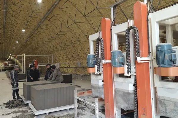 Ligne de production de blocs BCNA à Bichkek, Kirghizistan.