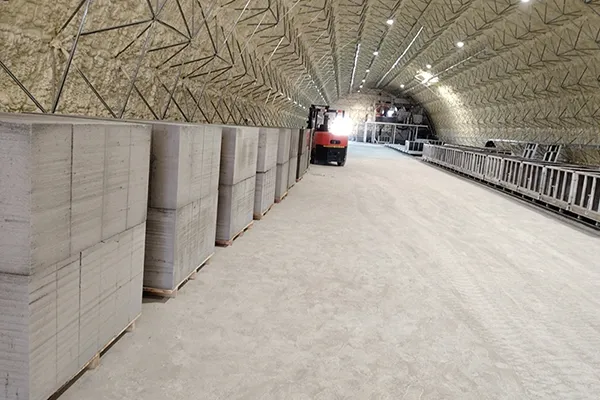 Ligne de production de blocs BCNA à Bichkek, Kirghizistan.